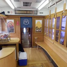 グッズ販売などは、「青富士」車端にあるこのカウンターで。