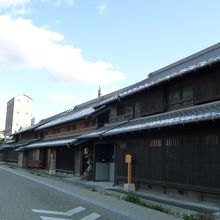 坂井家、梅田家、前田家、、、と旅籠の家屋が並ぶ