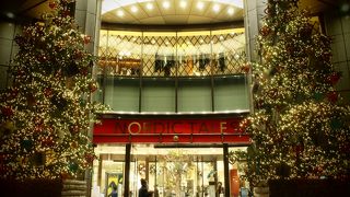 本店の風格と地下の食品街