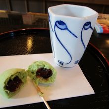 サービスで　いただいたほうじ茶とお菓子