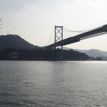 歴史に重要な海峡にかかっています。