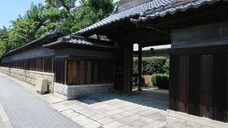 マンションの入口と塀