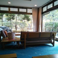 ロビーから見える窓越しの景色