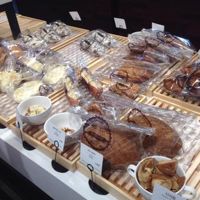 併設するカフェの美味しいパン