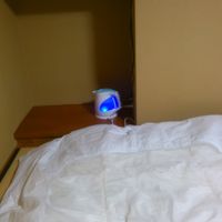 部屋の電気ポットは電源オンすると青く光る