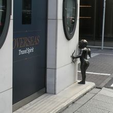 天賞堂の建物の角に、小さなキューピッドが置かれています。