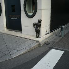 角から顔を出して、近づいてくる人達むを射ようとしています。