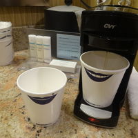 コーヒーメーカーもあります。カップがカワイイです。