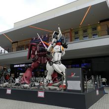 「GANDAM SQUARE」にあるガンダムのオブジェ