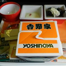 往路の機内食（AIR吉野家）