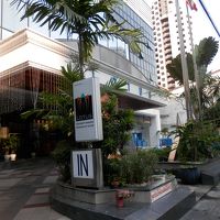 場所はプロンポン駅から徒歩5分、ＳＯＩ３３にあります。