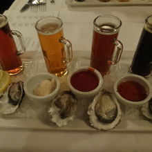 地元のビールとカキのセット。確か12ドルくらいと安かった!