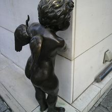 愛のキューピッドは、弓と矢を持っていて、幸せを射止めます。