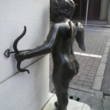 愛のキューピッドは、弓と矢で、二人の心を幸せに向かわせます。