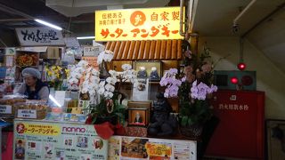 公設市場内のサーターアンダギー屋さん