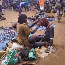 髪を作っている