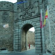 トレド旧市街の北の入口にある門