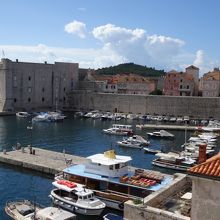 旧港の近くにある