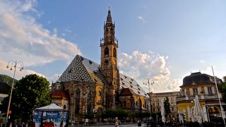 ロマネスク・ゴシック様式の教会「ドゥオーモ」