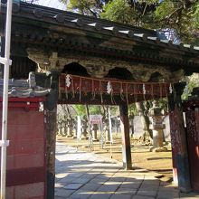 「御水舎」の上屋であったものを、ここに移築したということです