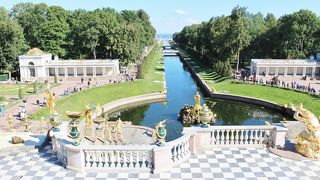 宮殿を背景にした噴水と花壇が美しい