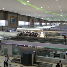 モニターで自分の荷物をチェックして