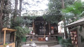 本郷3丁目の交差点から春日通りを西に少し行った右手にある神社です