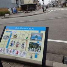 通りの向こうに見えるのがポケットパーク。