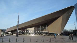 大きな三角形の駅舎