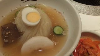 駅前の冷麺の店