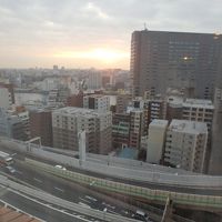 窓の外には首都高と隅田川。典型的な下町ビジネスタウン。