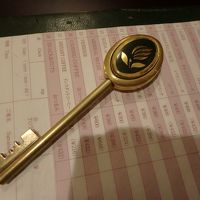 クラシックで可愛い、この重厚感ある鍵がトレードマークですね