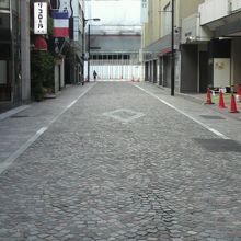 あづま通りの中央から新橋方向を見ています。奥はみゆき通りです