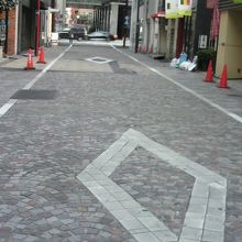 あづま通りの街並みです。奥に三越デパートの連絡通路が見えます