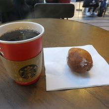 到着フロアでいただいたスイーツ（空港内のスターバックスにて）