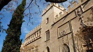 世界遺産に登録されたこの建物は、かつては商品取引所