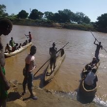 オモ川を渡ると．．．