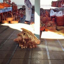 ほうきやかごなどを手編みしていたお店