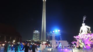 夜のスケートリンクから見上げるテレビ塔は綺麗です