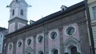 ピンクと白の外壁で時計塔があって目立つ教会