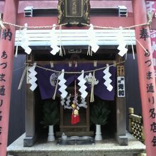 あづま稲荷神社の近くに寄って、神社を大きく見ています。