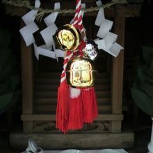 あづま稲荷神社の本社の信仰のご神綱とご神鈴の様子です。