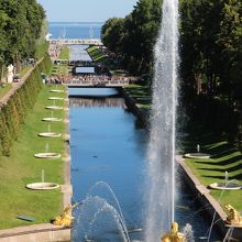 運河へと流れる噴水