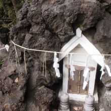 登山道にある祠
