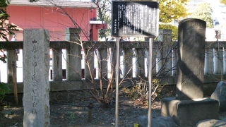 句碑「女房も　同じ氏子や　除夜詣」です