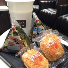 搭乗後のラウンジも同じメニューです。改装前は違いました