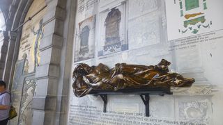 この像に触れる人々に幸福をもとらすとのこと