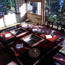 独立した広めの離れ部屋での家族水入らずの食事は格別です。