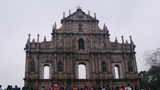 澳門のシンボルだけに結構混雑