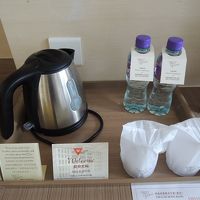 ペットボトルの水は毎日一人1本置かれています